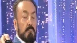 Adnan Oktar'dan Gangnam Style dansı