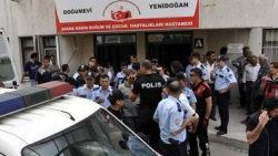 Hasta yakınları doktoru bulamayınca polislere saldırdı