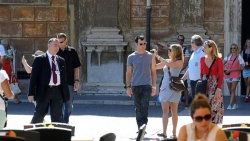 Aniston'un mini eteği Vatikan'ı karıştırdı