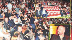 Şenlendirici sahneye çıkınca seyirci tiyatroyu terk etti