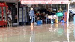 Antalya'da şiddetli yağış hayatı felç etti