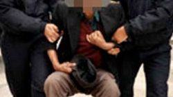 Polis dilenciyi kollarına girerek götürdü
