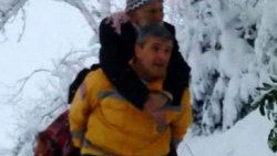 Doktor kar küredi şoför 96'lık hastayı sırtında taşıdı