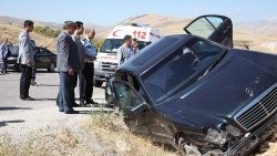 Kaza yapan aileye Bakan Eroğlu yardım etti