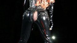 Lady Gaga'nın sahnede pantolunu patladı