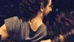 Nurgül ve Tolga sahilde sarmaş dolaş