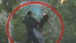 Polise molotof atan gösterici kendini yakıyordu