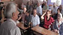 50 yıl sonra aynı sıralarda buluştular-İzleyin