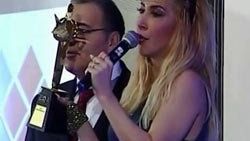 Hande Yener ve Sinan Akçıl'a Amsterdam'dan ödül