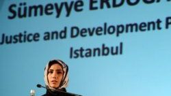 Sümeyye Erdoğan moderatör oldu - Video