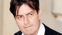 Charlie Sheen ilk babasının kredi kartıyla ilişki yaşamış