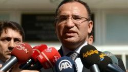 Bozdağ: Bu tezkere Suriye'ye dönük çıkarılmış bir tezkere