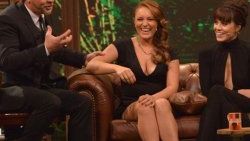 Ezgi Mola Beyaz Show'a göğüs dekoltesiyle damga vurdu