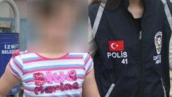 Annesini döven üvey babasını bıçakladı
