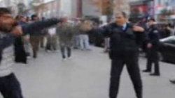 Polis memuru önüne gelene biber gazı sıktı