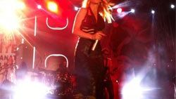 Hande Yener'in şaşırtan elbisesi