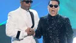 PSY ve MC Hammer'ın muhteşem rap performansı
