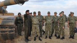 Genelkurmay Başkanı sınırdaki tankları inceledi