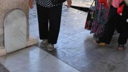 Nevşehir'de yüzlerce kişi bu mezarın üzerinden geçiyor