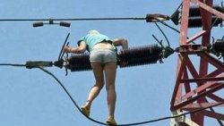 Esrar içince elektrik direğini köprü sandı