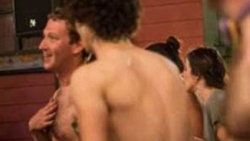 Arkadaşları Zuckerberg'in üstsüz fotoğraflarını yayınladı