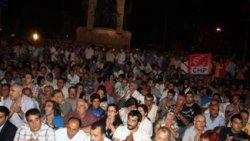 CHP Aygün için Taksim'de oturma eylemi yaptı