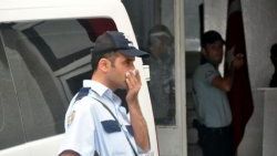 Polisler kokuyu duyunca karakoldan dışarı kaçtı