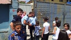 Yüksekova'da polisten çocuklara bayram hediyesi