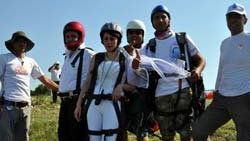 Yamaç paraşütü yaparak evlendiler