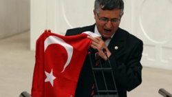 TBMM'de bayrak eylemi tartışma yarattı - Video
