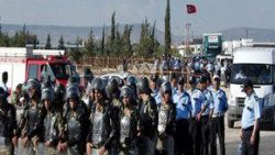 Sığınmacılar Türk polisini taşladı