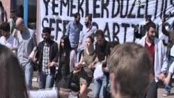 Üniversitede şarkılı halaylı protesto