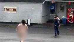 Sokakta çıplak koşan kadın köpeğini boğazladı