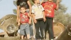 Esad'ın tankları çocuklara oyuncak oldu
