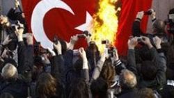 Türk bayrağına çirkin saldırı