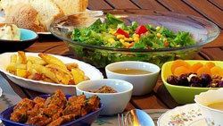 Yetim çocuklar iftar sofrasında buluştu