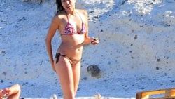 Azra Akın plajda nefes kesti - Foto Galeri