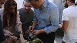 Çağatay Ulusoy ve arkadaşları midyecinin başına üşüştü