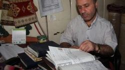 Alacaklılarının listesini iş yerinin camına astı