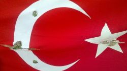 Şehit mezarına çirkin saldırı