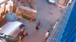 Kız kavgasını su dökerek ayırdılar