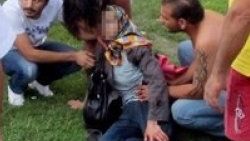 Boynundan tuttu bıçakladıkça bıçakladı