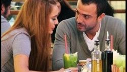 Demet Akalın kafayı garsonlara taktı