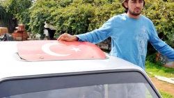 Antalya'da 2 kardeşe Türk bayrağı dayağı