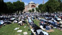 Ayasofya önünde namazlı eylem