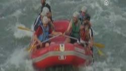 Kaymakam rafting yaparken suya düştü-İzleyin