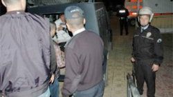 Linç etmek için karakolu bastılar