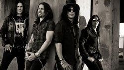 Slash geliyor