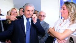 Binali Yıldırım'ın suratına telefonun kapatıldığı an