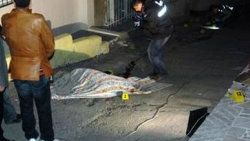 Boşanma davası açan eşini öldürdü